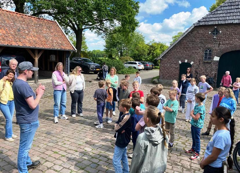 De boer op..Leerlingen nemen kijkje achter de schermen bij melkgeitenbedrijf familie Veelers